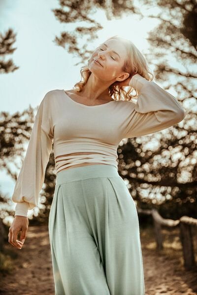 Vivien Joy Flower Pulli mit Schlitzen an den Ärmeln - Farrah