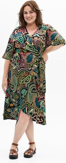 Kleid Maya – farbenfroh aus Viskose – Wickelausschnitt & Taillengürtel – Statement-Print – Fair in EU produziert – KOKOw...