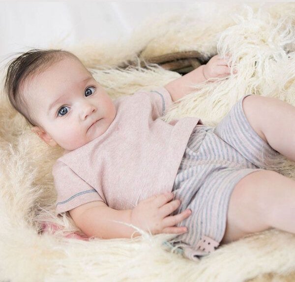 Gestreifte Baby-Shorts 'OrganicEra' aus Bio-Baumwolle