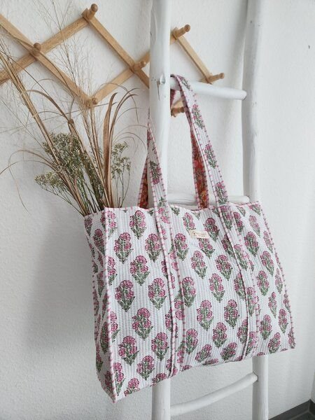 Thumbnail - Haus of Namaste Gesteppte Tragetasche aus 100 % Bio-Baumwolle mit rosa Blumenmuster | Tragetasche mit weichem Blockdruck...
