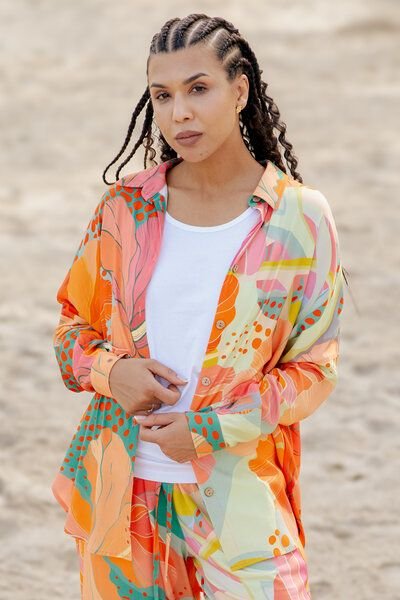 Hemd Zahra – Lässiger Schnitt – Farbenfrohes Print KOKOworld – Knöpfe aus Kokosnuss – Fair produziert in Polen