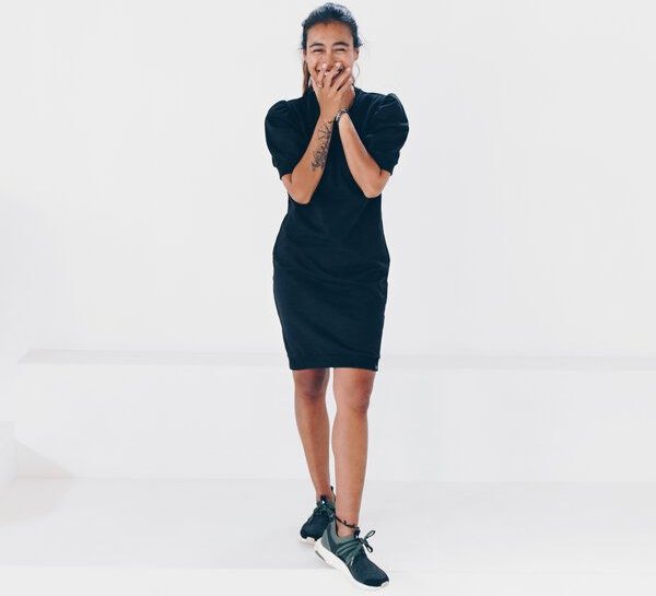 The Driftwood Tales Schwarzes Kleid aus Bio-Sweatshirt mit kurzen Puffärmeln