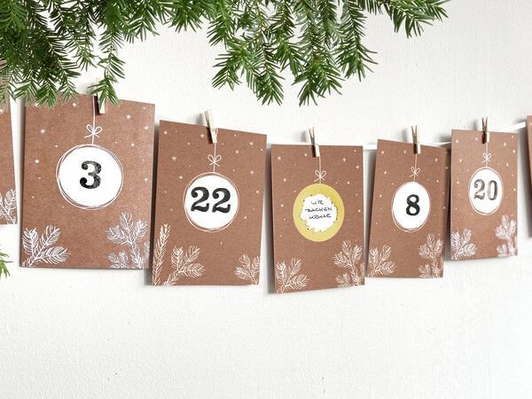 renna deluxe RUBBEL Adventskalender, DIY zum Rubbeln, GOLD, Bastelset 97 Teile | Gutschein-Kalender im Kraftpapier Look