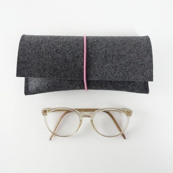 matilda k. manufaktur Brillenetui aus Wollfilz 'auguste' mit Rundgummi-Verschluß in vielen Farben