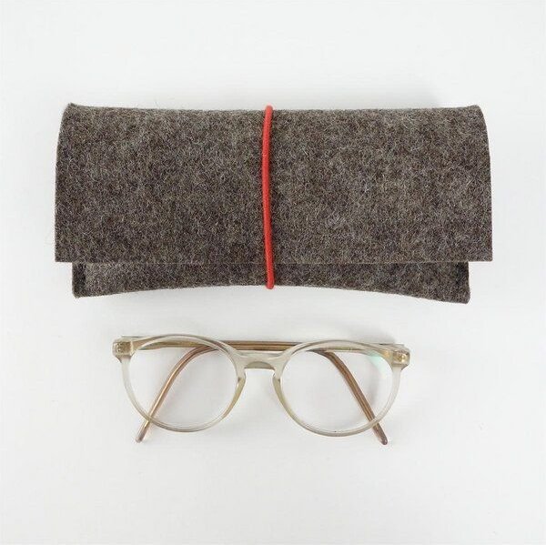 matilda k. manufaktur Brillenetui aus Wollfilz XL 'breite auguste' für breite Brillen mit Rundgummi-Verschluß in vielen ...
