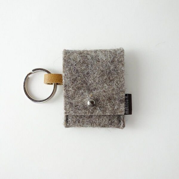 matilda k. manufaktur Schlüsselanhänger aus Wollfilz mit Täschchen für Einkaufswagen-Chip 'august'