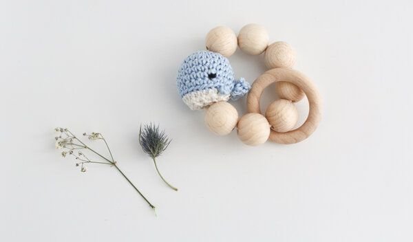NoniKids Berlin Greifling Beißring Holz *Amigurumi Wal* | Bio Baumwolle