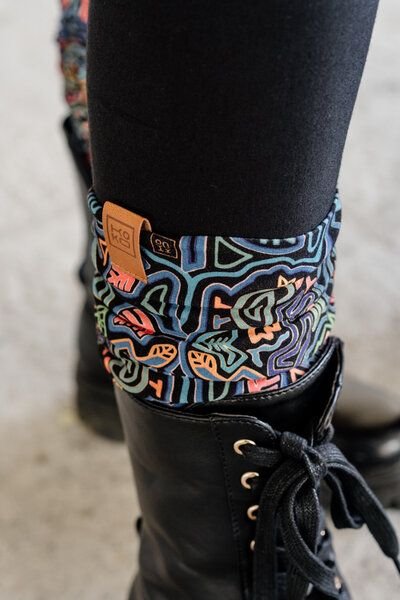 Gamaschen AnkleHugs – Schützende Wadenstulpen – Einzigartiger KOKO-Print von KOKOworld – 100% in der EU fair produziert