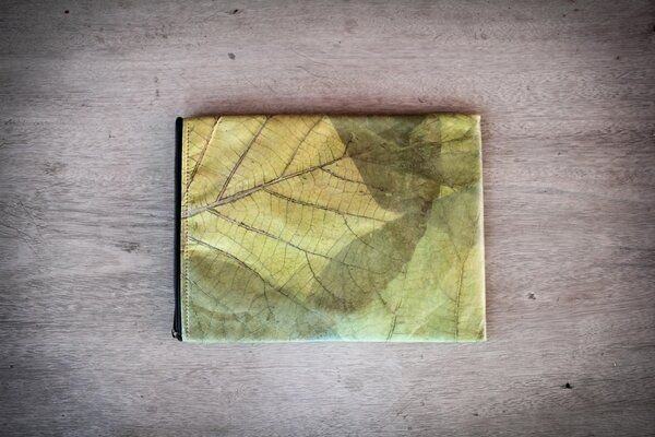 BY COPALA Gefütterte nachhaltige Laptop Hülle 13–14 Zoll aus Blattleder – Handgenähte vegane Laptoptasche mit Zipper, wa...