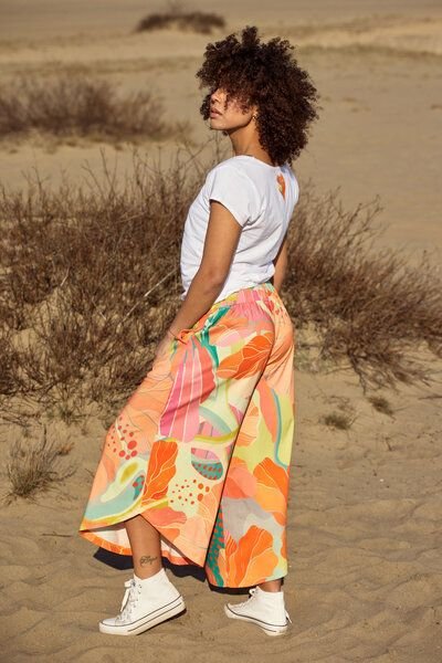 Thumbnail - Hose Baobab – Weite Hosen mit ausgestelltem Bein – Taschen – Farbenfroher einzigartiger Print von KOKOworld – 100% in de...