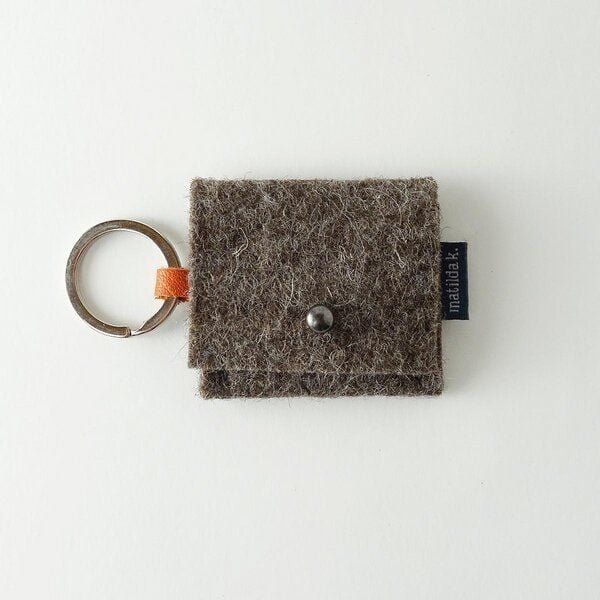 matilda k. manufaktur Schlüsselanhänger aus Wollfilz mit Täschchen für Einkaufswagen-Chip 'august'