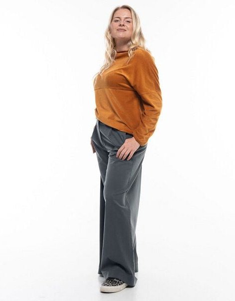 Thumbnail - Alma & Lovis Edel-Feincord Pullover mit Turtleneck aus Bio-Baumwolle | Corduroy Sweater