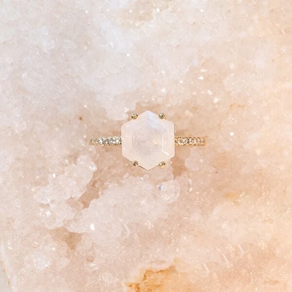 Thumbnail - Eppi Verlobungsring mit Mondstein in Hexagon-Form und Diamanten Carrie