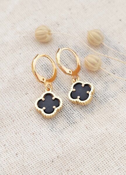 noca Vergoldete Ohrringe aus Messing mit schwarzem Kleeblatt-Anhänger – handgefertigter eleganter Schmuck