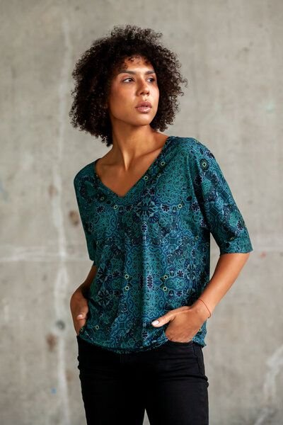 Thumbnail - KOKOworld Bluse Soso Be My Valentine Damen – Oversize T-Shirt mit V-Ausschnitt & Ellbogenärmel – aus nachhaltiger Viskos...