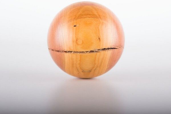 Lajos Varga Dekokugel aus Pflaumenholz handgefertigt - Unikat