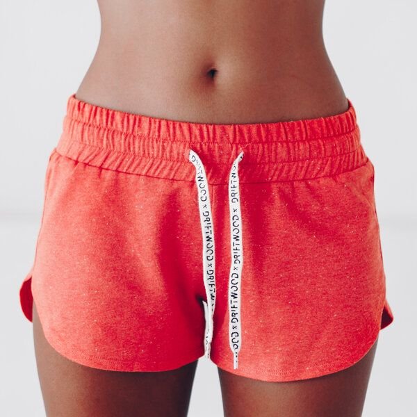 The Driftwood Tales Kurze, sportliche Damenhose mit breitem Bund und DRIFTWOOD-Kordelzug