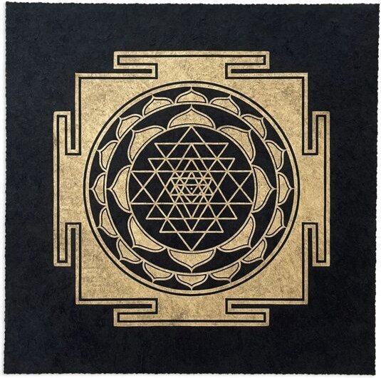 Thumbnail - Veskor Cassiopeia SRI YANTRA Meditations Linoldruck | 35 × 35 cm | Gold auf Schwarz