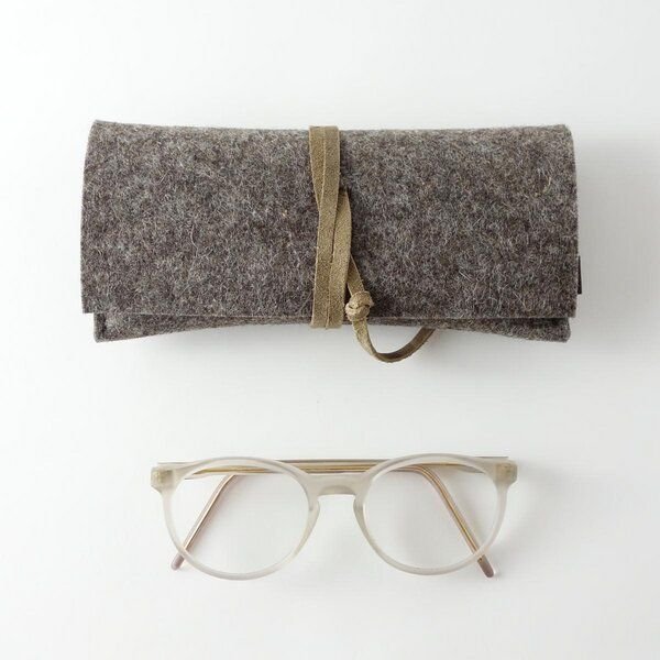matilda k. manufaktur Brillenetui aus Wollfilz braun mit Lederband 'auguste'