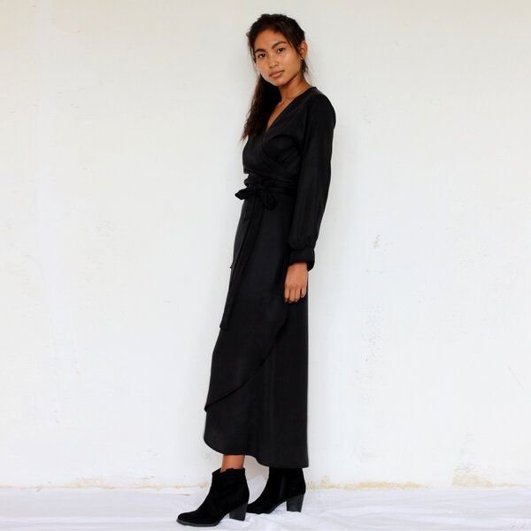 ManduTrap Langärmeliges Tencel Wickelkleid Falta in cognac oder schwarz