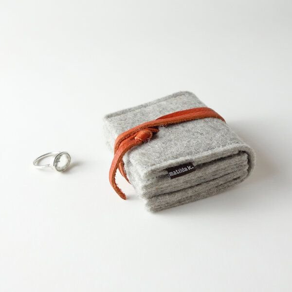 Thumbnail - matilda k. manufaktur Schmuckaufbewahrung 'schmucknest' klein aus Wollfilz hellgrau 'margarete'