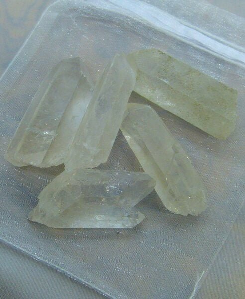 OneWorldMinerals Bergkristall Spitzen Wassersteine im Organzabeutel - quintESSENCE Wassersteine