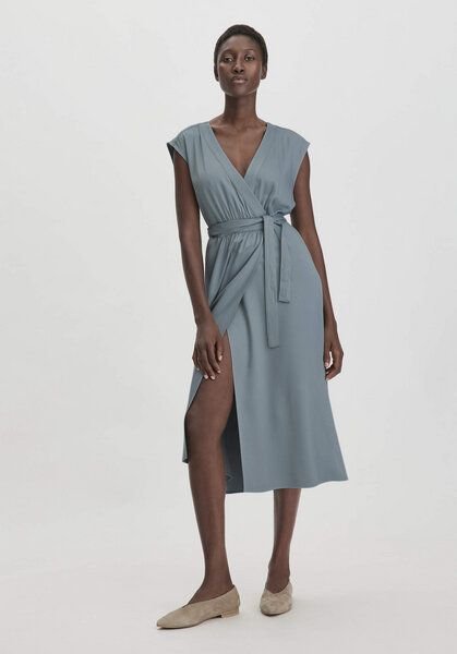 hessnatur Kleid Midi Relaxed aus reiner LENZING ECOVERO Viskose
