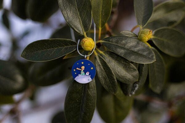 BeWooden Holzanhänger Der Kleine Prinz und seine Rose – handgefertigter Schmuck aus Birkenholz
