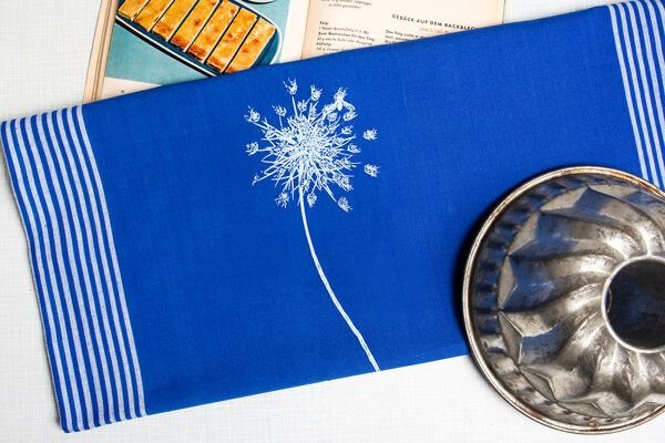 Hirschkind Bio & Fair-Trade-Geschirrtuch "Wilde Möhre" blau