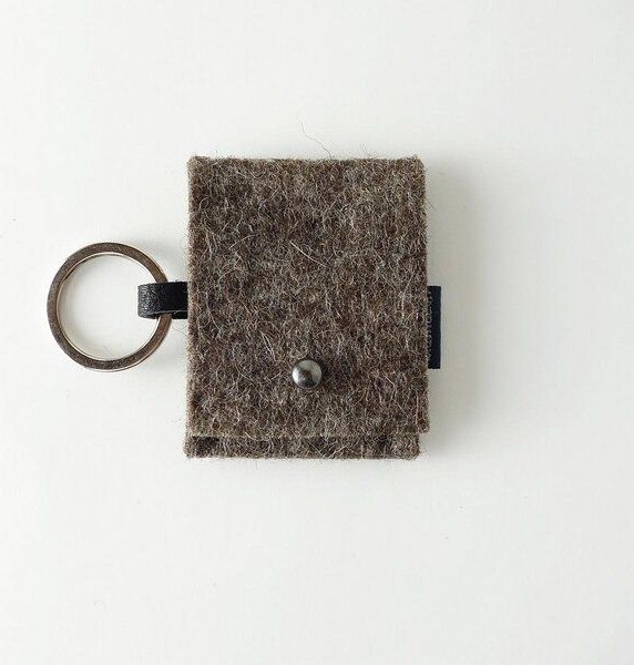 matilda k. manufaktur Schlüsselanhänger aus Wollfilz mit Täschchen für Einkaufswagen-Chip 'august'