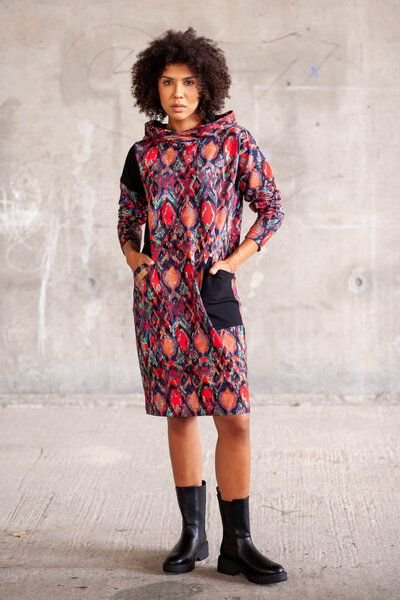 Kleid Onga Hoodie – Warmes mit geräumiger Kapuze – Asymmetrische Einsätze – Taschen – Farbenfroher einzigartiger Print v...