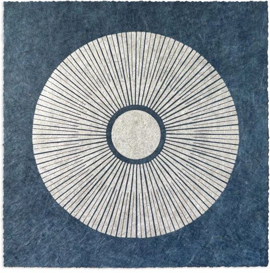 Veskor Cassiopeia CENTRAL SUN Sonnen Linoldruck | 22 × 22 cm | Silber auf Indigoblau