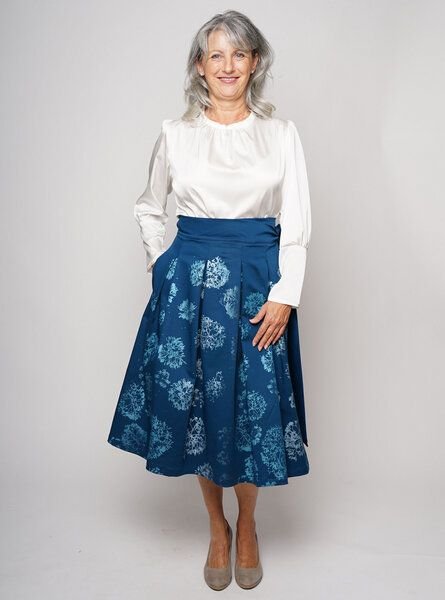 Peaces.bio - handbedruckte Biomode Bio-Kellerfaltenrock mit Motiv Blütenzauber in Wickeltechnik