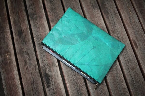 BY COPALA Nachhaltige 15–16 Zoll Laptoptasche aus Teak-Blattleder | Gefütterte vegane Laptop Hülle / Laptop Sleeve, hand...