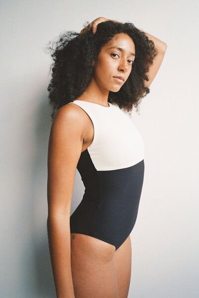 RENDL Swimsuit No.18 - zweifarbiger, hochgeschnittener Badeanzug