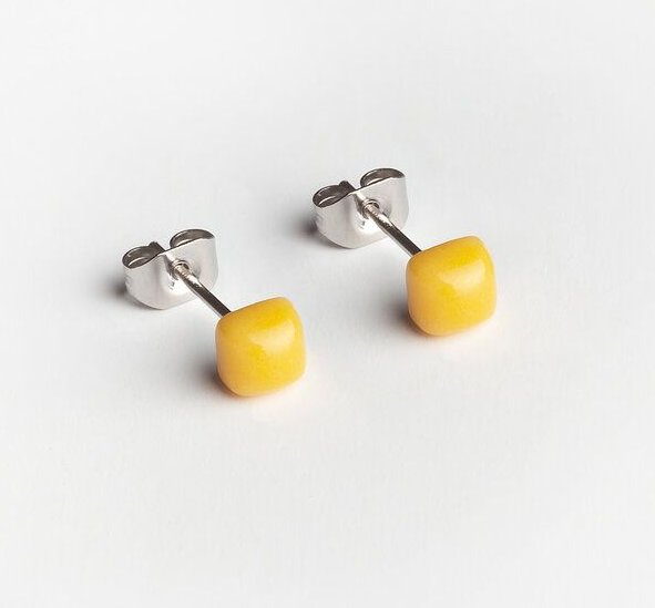 ALEXASCHA Winzige Ohrstecker aus recyceltem Glas | 4mm