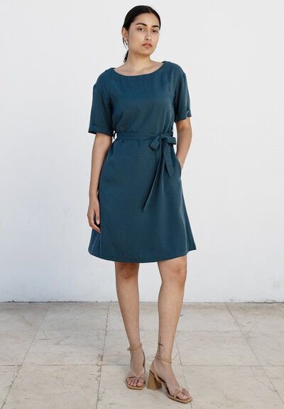 Thumbnail - Studio Hertzberg Kleid mit Ärmel "ED-DAA" in Off Petrol aus 100% Tencel