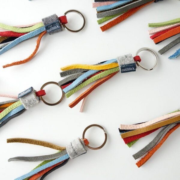 matilda k. manufaktur farbenfroher Schlüsselanhänger aus Leder 'alma' bunt | orange | grau | schwarz