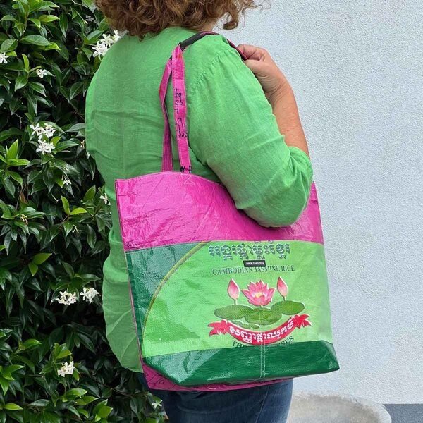 MoreThanHip Reißverschluss Shopper-Tasche aus recyceltem Reis-, Tierfutter- oder Zuckersack – Moni