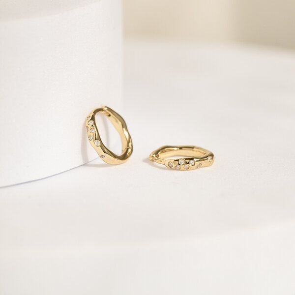 Eppi Unregelmäßige runde Ohrringe aus Silber mit Zirkonia Fabiola