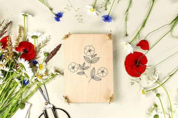 STUDIO KARAMELO BLUMENPRESSE aus Buchenholz HECKENROSE