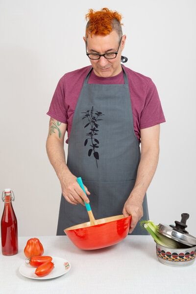 Hirschkind Bio- & Fair-Trade-Schürze "Rotes Basilikum" handgewebt grau