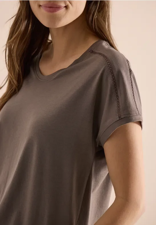 Thumbnail - Cecil Damen T-Shirt mit V-Neck und Spitzendetail in Beige, Gr: M