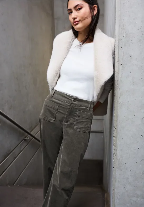 Thumbnail - Street One Studio Frauen Cordhose mit Patch Pockets in Grün, Gr: 42