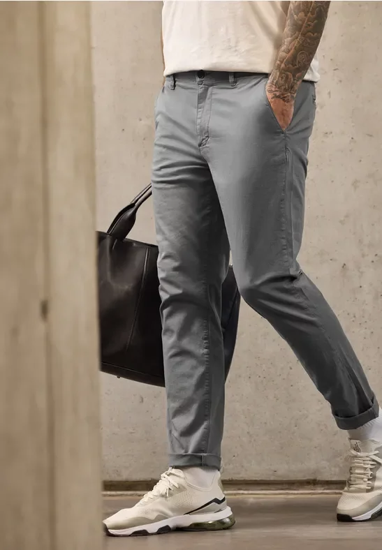 Street One MEN Männer Slim Leg Chino mit Stretchbund in Grau, Gr: 28
