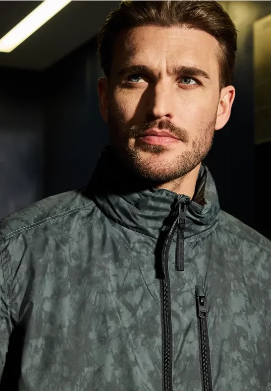 Thumbnail - Street One MEN Männer Bedruckter Windbreaker in Grün, Gr: 3XL