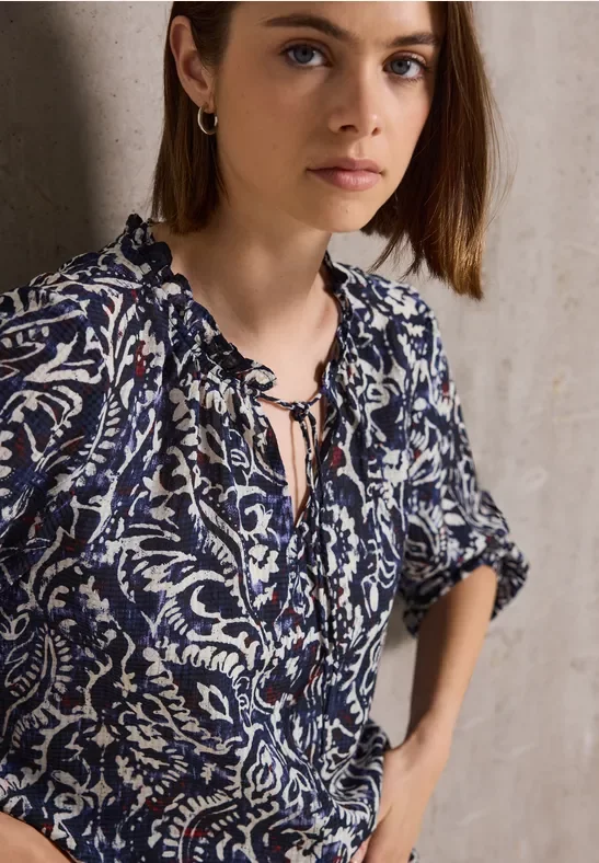Thumbnail - Street One Studio Frauen Gemusterte Bluse mit Rüschen in Blau, Gr: 46