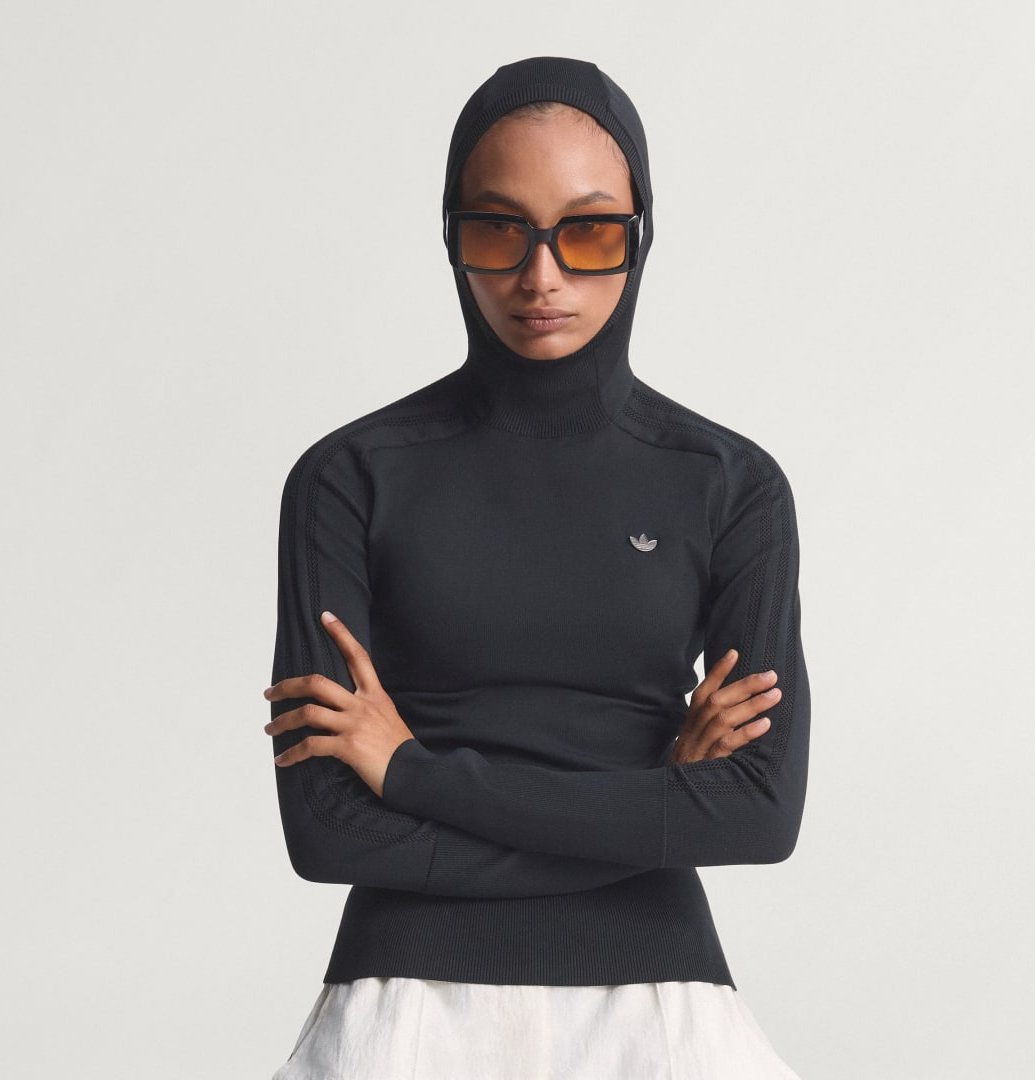 KNITTED HOODED LONG SLEEVE PULLOVER