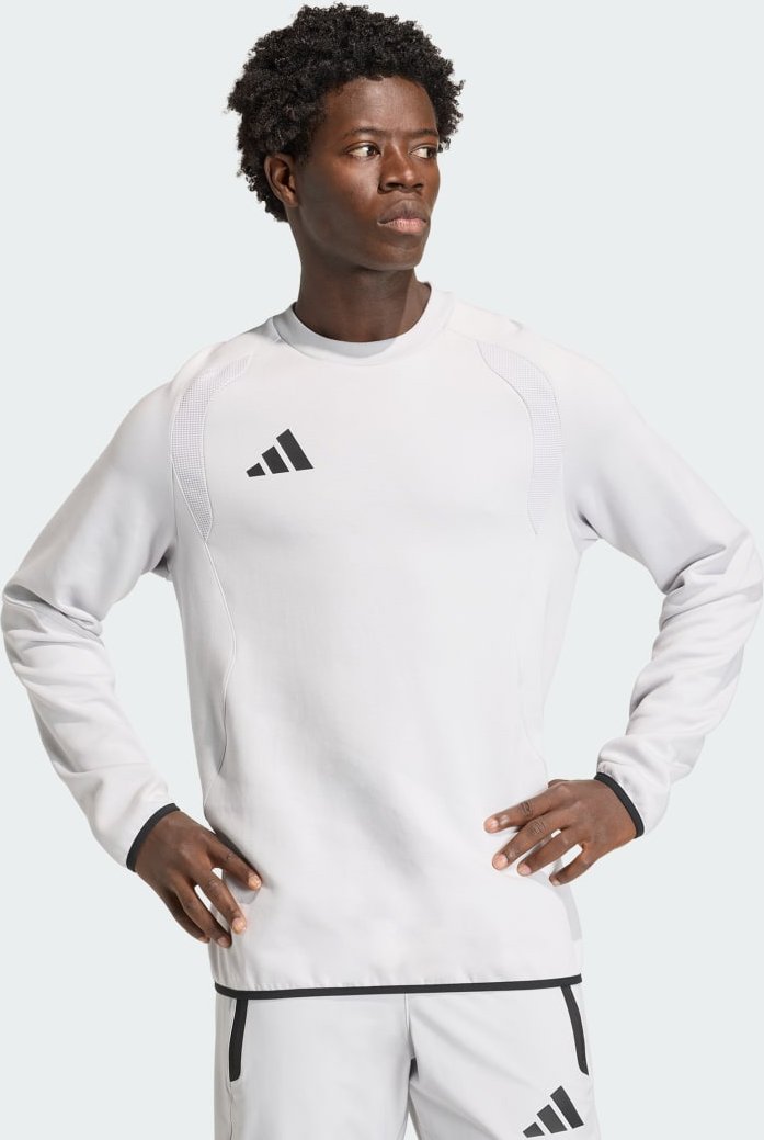 TIRO TRAVEL SWEATSHIRT MIT RUNDHALSAUSSCHNITT