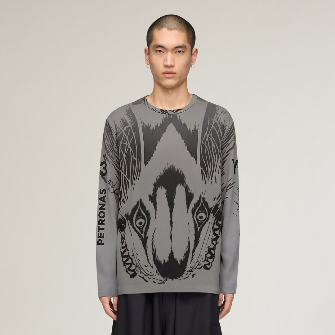 Y-3 MERCEDES LONGSLEEVE MIT WOLF-GRAFIK